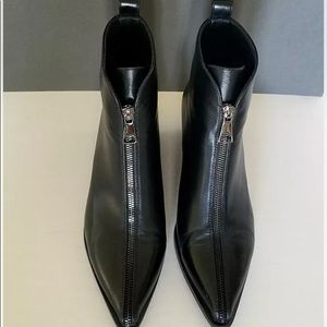 TORGEIS New York woman’s size 6 zip up booties.NWNT.